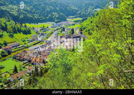 Luftaufnahme des charmanten Städtchen Saint Ursanne mit mittelalterlichem Charakter, Kanton Jura, Schweiz. Stockfoto