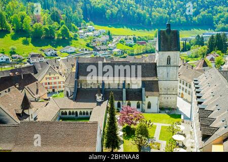 Luftaufnahme der Stiftskirche Saint Ursanne und ihres Kreuzganges in der charmanten mittelalterlichen Stadt Saint Ursanne, Kanton Jura, Schweiz. Stockfoto