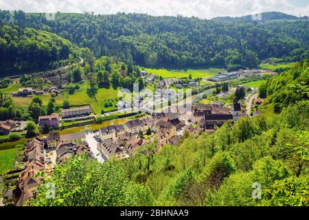 Luftaufnahme des charmanten Städtchen Saint Ursanne mit mittelalterlichem Charakter, Kanton Jura, Schweiz. Stockfoto