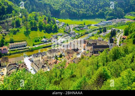 Luftaufnahme der charmanten kleinen Stadt Saint Ursanne mit mittelalterlichem Charakter, Kanton Jura, Schweiz. Stockfoto