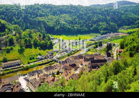 Luftaufnahme des charmanten Städtchen Saint Ursanne mit mittelalterlichem Charakter, Kanton Jura, Schweiz. Stockfoto