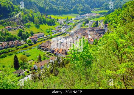 Luftaufnahme der charmanten kleinen Stadt Saint Ursanne mit mittelalterlichem Charakter. Kanton Jura, Schweiz. Stockfoto