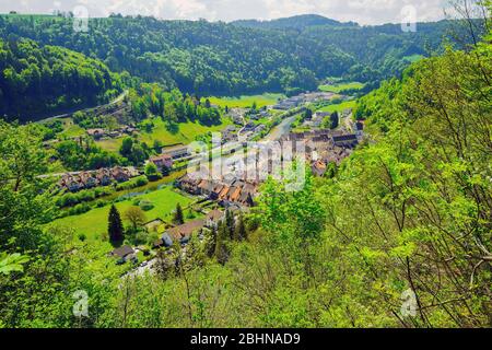 Luftaufnahme der charmanten kleinen Stadt Saint Ursanne mit mittelalterlichem Charakter, Kanton Jura, Schweiz. Stockfoto