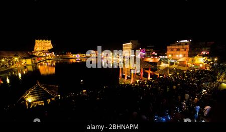 Lakshadeepam ist ein Festival von 100,000 Öllampen am Sree Padmanabha Swamy Tempel. Dieses Fest wird einmal in sechs Jahren gefeiert. Stockfoto