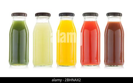 Gemüse- und Fruchtsaftflaschen auf weißem Hintergrund isoliert Stockfoto