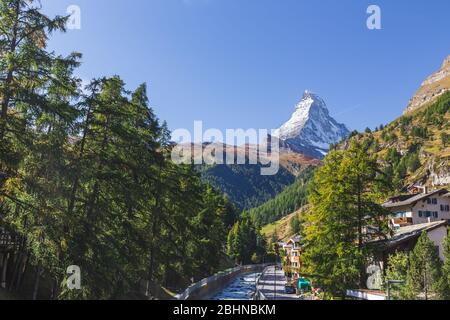 Landschaft des Matterhorns Berggipfel Blick von der Kirchbrücke mit Reihe von grünen Wiese Kiefer und Gornera Fluss in Zermatt, Schweiz Stockfoto