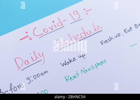 Konzept der Planung Tagesablauf während Covid-19 oder Coronavirus Sperrung oder Home Quarantäne - Nahaufnahme von Covid-19 täglichen Zeitplan Planer geschrieben auf Stockfoto