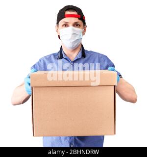 Kaukasische Lieferung Mann trägt medizinische Maske und blaue chirurgische Handschuhe bringt Karton, isoliert auf weißem Hintergrund Stockfoto