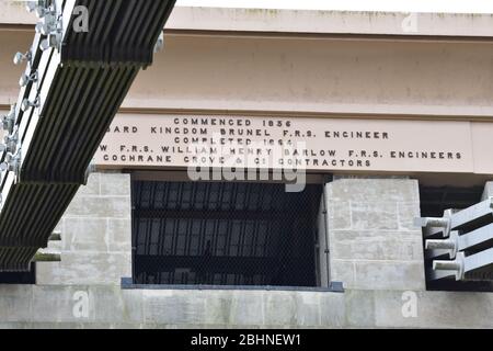 Die Schrift auf einem der Türme auf der Clifton Suspension Bridge in Bristol, England, Großbritannien Stockfoto