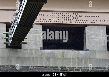 Die Schrift auf einem der Türme auf der Clifton Suspension Bridge in Bristol, England, Großbritannien Stockfoto