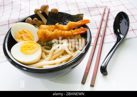 japanischer weißer Udon Nudel in schwarz Schüssel Stockfoto