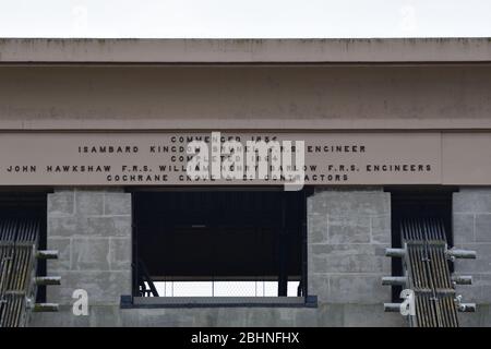 Die Schrift auf einem der Türme auf der Clifton Suspension Bridge in Bristol, England, Großbritannien Stockfoto