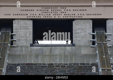 Die Schrift auf einem der Türme auf der Clifton Suspension Bridge in Bristol, England, Großbritannien Stockfoto