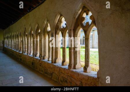 Insde Stiftskirche Saint Ursanne und ihr Kreuzgang in der charmanten mittelalterlichen Stadt Saint Ursanne, Kanton Jura, Schweiz. Stockfoto