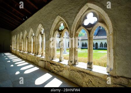 Insde Stiftskirche Saint Ursanne und ihr Kreuzgang in der charmanten mittelalterlichen Stadt Saint Ursanne, Kanton Jura, Schweiz. Stockfoto