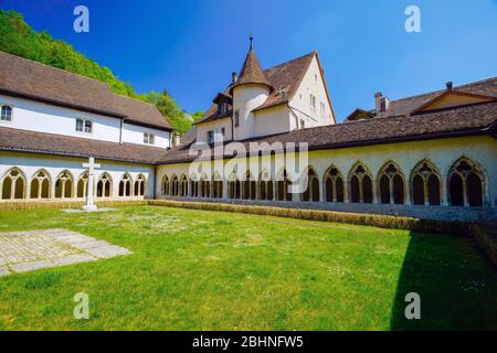 Insde Stiftskirche Saint Ursanne und ihr Kreuzgang in der charmanten mittelalterlichen Stadt Saint Ursanne, Kanton Jura, Schweiz. Stockfoto