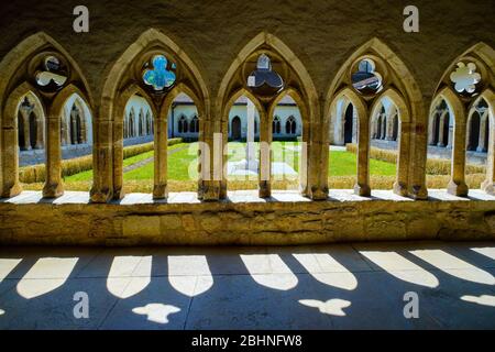 Insde Stiftskirche Saint Ursanne und ihr Kreuzgang in der charmanten mittelalterlichen Stadt Saint Ursanne, Kanton Jura, Schweiz. Stockfoto