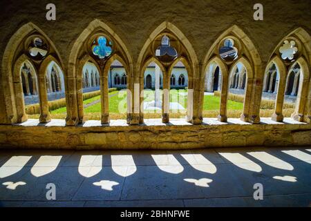 Insde Stiftskirche Saint Ursanne und ihr Kreuzgang in der charmanten mittelalterlichen Stadt Saint Ursanne, Kanton Jura, Schweiz. Stockfoto