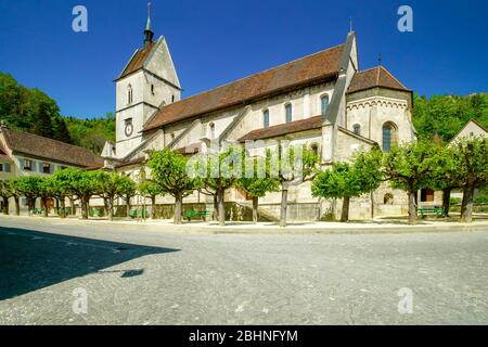 Blick auf die Stiftskirche Saint Ursanne und ihre Abtei in der charmanten mittelalterlichen Stadt Saint Ursanne, Kanton Jura, Schweiz. Stockfoto