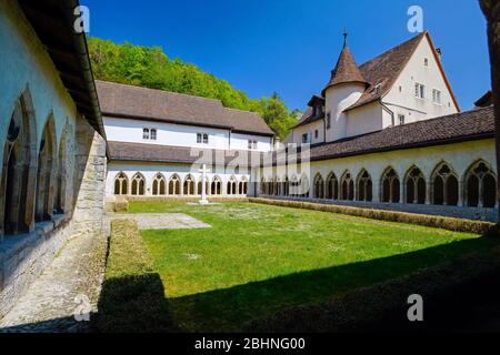 Insde Stiftskirche Saint Ursanne und ihr Kreuzgang in der charmanten mittelalterlichen Stadt Saint Ursanne, Kanton Jura, Schweiz. Stockfoto