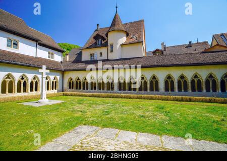 Insde Stiftskirche Saint Ursanne und ihr Kreuzgang in der charmanten mittelalterlichen Stadt Saint Ursanne, Kanton Jura, Schweiz. Stockfoto