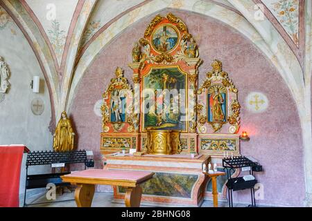 Der Altar in der Sainte-Anne-Kapelle. Stiftskirche Saint Ursanne und ihr Kreuzgang in der mittelalterlichen Stadt Saint Ursanne, Kanton Jura, Schweiz. Stockfoto