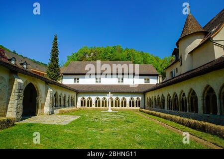 Insde Stiftskirche Saint Ursanne und ihr Kreuzgang in der charmanten mittelalterlichen Stadt Saint Ursanne, Kanton Jura, Schweiz. Stockfoto