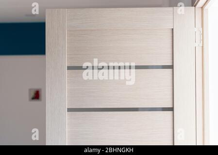 Nahaufnahme Teil der modernen Holztür im Wohnzimmer, Innenraum Stockfoto