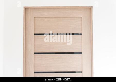 Nahaufnahme Teil der modernen Holztür im Wohnzimmer, Innenraum Stockfoto