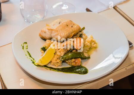 Ein Teller Reis mit Lachs in einem Restaurant serviert Stockfoto