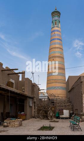 Islom Hoja (Islam Khoja) Minarett im Zentrum der Altstadt von Khiva in Usbekistan. Stockfoto