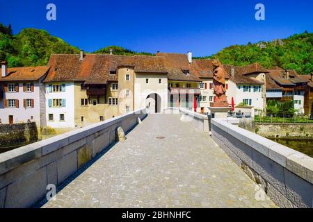 Brücke Johannes von Nepomuk über den Fluss Doubs, Saint Ursanne. Kanton Jura, Schweiz. Stockfoto