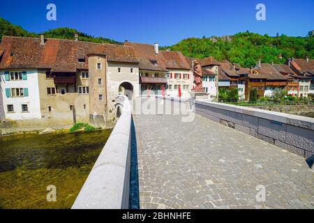 Brücke Johannes von Nepomuk über den Fluss Doubs, Saint Ursanne. Kanton Jura, Schweiz. Stockfoto