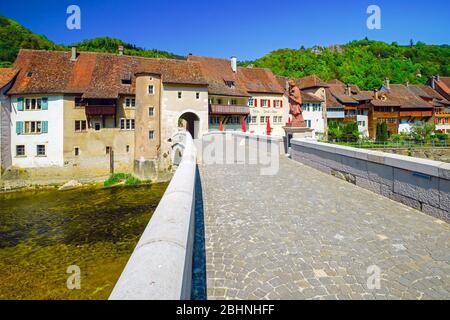 Brücke Johannes von Nepomuk über den Fluss Doubs, Saint Ursanne. Kanton Jura, Schweiz. Stockfoto