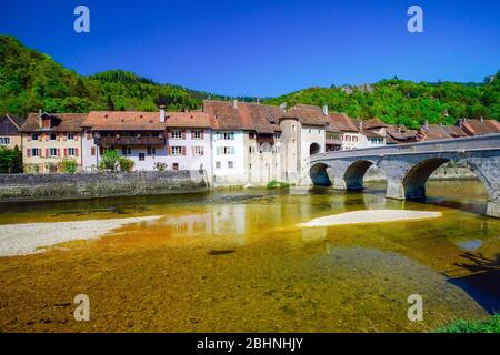 Brücke Johannes von Nepomuk über den Fluss Doubs, Saint Ursanne. Kanton Jura, Schweiz. Stockfoto