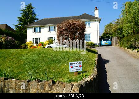 26. April 2020, Bidborough Ridge, Kent, Großbritannien: Danke NHS Heroes Nachricht auf Schild auf dem Rasen eines großen Einfamilienhauses in einem gehobenen Wohngebiet während der Regierung verhängte Quarantäne / Sperrung, um die Ausbreitung des Coronavirus zu reduzieren. Kinder und Menschen im ganzen Land haben während der Pandemie ähnliche Botschaften der Unterstützung und Ermutigung in Fenster und außerhalb ihrer Häuser gesetzt. Stockfoto