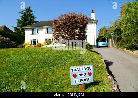 26. April 2020, Bidborough Ridge, Kent, Großbritannien: Danke NHS Heroes Nachricht auf Schild auf dem Rasen eines großen Einfamilienhauses in einem gehobenen Wohngebiet während der Regierung verhängte Quarantäne / Sperrung, um die Ausbreitung des Coronavirus zu reduzieren. Kinder und Menschen im ganzen Land haben während der Pandemie ähnliche Botschaften der Unterstützung und Ermutigung in Fenster und außerhalb ihrer Häuser gesetzt. Stockfoto