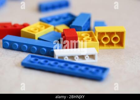 legos auf dem Boden verstreut Stockfoto