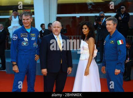 VENEDIG, ITALIEN - SEPTEMBER 06: Roberto Vittori (R), Paolo Nespoli (L) gehen vor der Vorführung von "Capri-Revolution" den roten Teppich Stockfoto