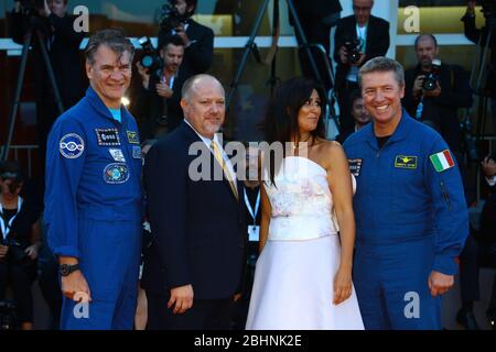 VENEDIG, ITALIEN - SEPTEMBER 06: Roberto Vittori (R), Paolo Nespoli (L) gehen vor der Vorführung von "Capri-Revolution" den roten Teppich Stockfoto