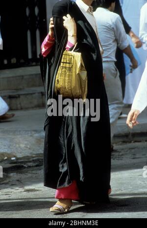 Eine Frau, die eine Burka trägt. Alltagsstreet in Riad, Saudi Arabien November 1986. Foto aufgenommen während der Königlichen Tour durch Saudi-Arabien von TRH The PR Stockfoto