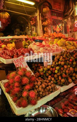 Exotische Früchte auf dem Straßenmarkt Hongkong Stockfoto