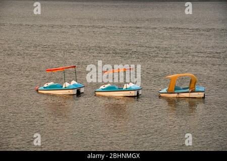 Drei Pedalo auf dem Wasser ohne Menschen, Lantau Island, Hong Kong Stockfoto