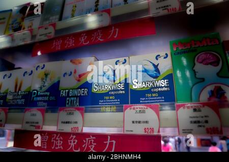 Hongkong - 8. Juni 2013: Haiapillen Medizin, ausgestellt in einem traditionellen chinesischen Medizingeschäft. Hongkong Stockfoto