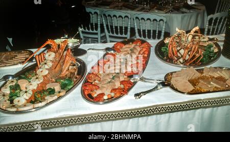 Banketttische sind für ein Abendessen im Palais Bourbon ausgelegt, an dem HRH Diana, Prinzessin von Wales und Charles, Prinz von Wales, während ihrer königlichen Reise teilnehmen Stockfoto