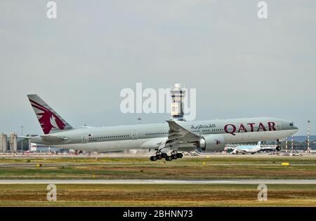 A7-Bau Qatar Airways Boeing 777-3DZ(er) in Malpensa (MXP / LIMC), Mailand, Italien Stockfoto