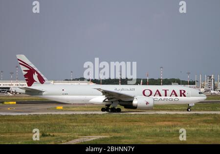 A7-BFD Qatar Airways Cargo Boeing 777-FDZ in Malpensa (MXP / LIMC), Mailand, Italien Stockfoto