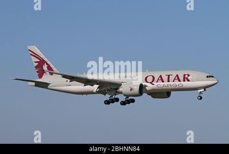 A7-BFE Qatar Airways Cargo Boeing 777-FDZ in Malpensa (MXP / LIMC), Mailand, Italien Stockfoto