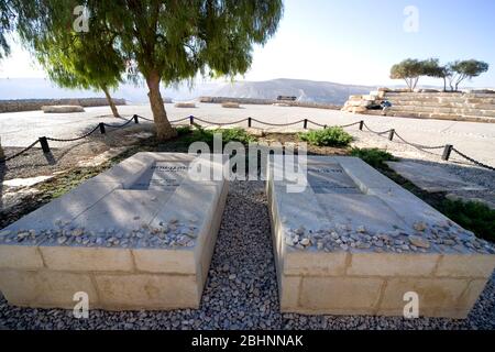 Das Grab von David (rechts) und Pola (links) Ben Gurion Kibbutz Sde Boker, Israel. Die Negev-Wüste im Hintergrund. Stockfoto