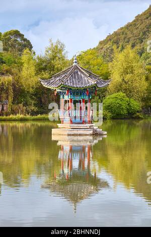 Pool des schwarzen Drachen im Jade Spring Park, Lijiang, China. Stockfoto